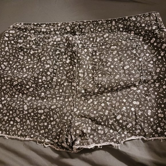 Torrid Friday the 13 short shorts - Picture 2 of 2
